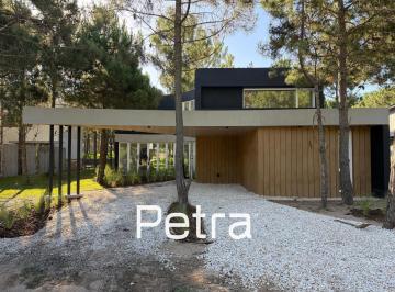 Casa · 288m² · 6 Ambientes · 1 Cochera · Casa en Venta en Costa Esmeralda. Barrio Maritimo IV