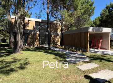 Casa · 261m² · 6 Ambientes · 1 Cochera · Casa en Venta en Costa Esmeralda. Barrio Residencial I.