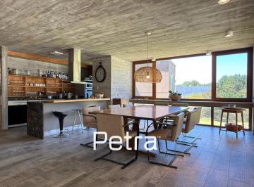 Casa · 260m² · 6 Ambientes · 1 Cochera · Casa en Venta en Costa Esmeralda con Fondo Al Golf