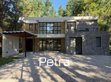 Casa · 213m² · 5 Ambientes · Casa en Venta en Costa Esmeralda. Fondo Libre