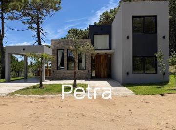 Casa · 235m² · 5 Ambientes · 2 Cocheras · Casa en Venta en Pinamar, Barrio Pioneros