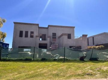 Casa · 250m² · 6 Ambientes · 1 Cochera · Casa Chalet en Venta en El Cantón Norte, El Cantón, Escobar