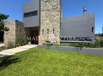 Casa · 225m² · 4 Ambientes · 2 Cocheras · Casa en Venta en La Concepción 1 en Luján