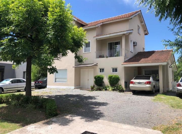 Casa · 248m² · 6 Ambientes · 1 Cochera