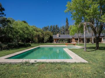 Casa · 233m² · 5 Ambientes · En Venta. Mercedes. Chacra 3 Ha Casa 5 Ambientes. Quincho. Pileta. Cancha de Futbol.