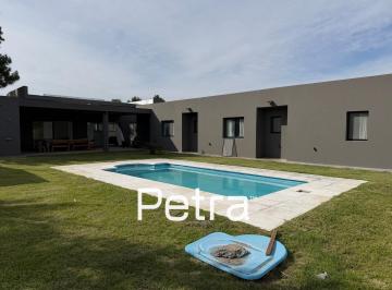 Casa · 140m² · 4 Ambientes · Casa en Venta en Costa Esmeralda. 3 Habitaciones en Suite.