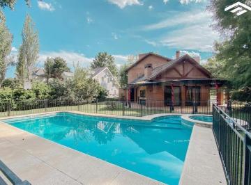 Casa · 284m² · 4 Ambientes · 1 Cochera · Casa en Venta Saint Thomas Sur - 5 Ambientes con Piscina