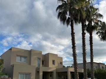 Casa · 262m² · 6 Ambientes · 4 Cocheras · Casa de 7 Ambientes en La Pradera Apta Crédito