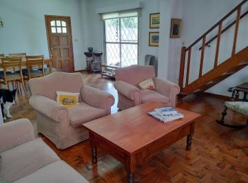 Casa · 210m² · 5 Ambientes · 1 Cochera · Casa en PH.
