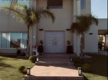 Casa · 177m² · 4 Ambientes · 4 Cocheras · Casa en Santo Domingo