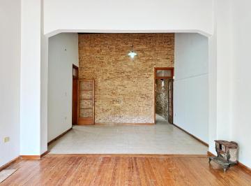 Casa · 250m² · 6 Ambientes · 1 Cochera · Casa en Venta en Tolosa 3 Dorm. de Estilo, con Parque
