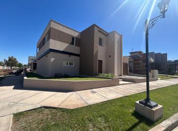 Casa · 180m² · 3 Dormitorios · 2 Cocheras · Casa en Venta
