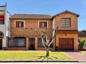 Casa de 5 ambientes, Morón · Chalet 5 Ambientes en Venta, Morón. con Parque y Garage Doble.