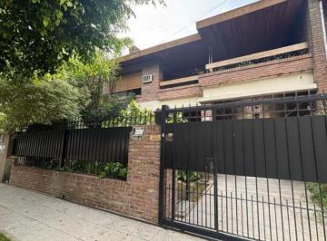 Casa de 6 ambientes, Vicente López · Chalet de Categoría 5 Ambientes con Gran Jardín y Quincho – Olivos