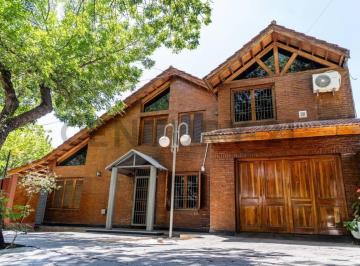 Casa · 336m² · 9 Ambientes · 2 Cocheras · Exclusiva Casa en Godoy Cruz B° Santa Angela