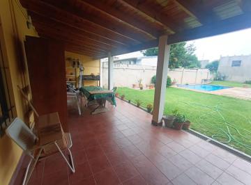 Casa · 132m² · 4 Ambientes · 2 Cocheras · Venta Casa Castelar Sur 4 Ambientes con Fondo Libre y Pileta