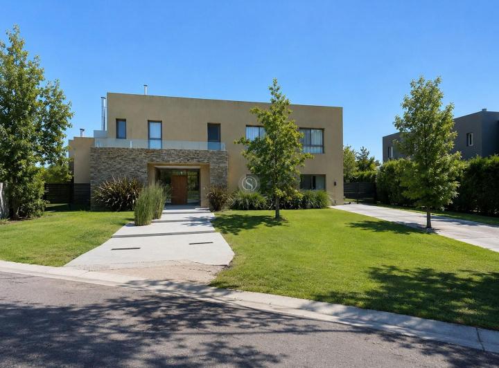 Casa · 270m² · 5 Ambientes · 2 Cocheras