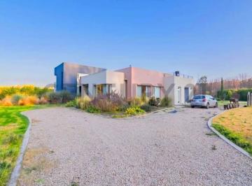 Casa · 270m² · 7 Ambientes · 3 Cocheras · Venta de Increible Casa en Campos de Roca I