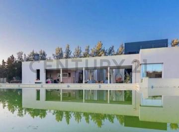 Casa · 270m² · 7 Ambientes · 3 Cocheras · Venta de Increible Casa en Campos de Roca I