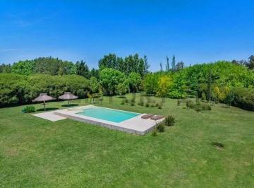 Casa · 270m² · 7 Ambientes · 3 Cocheras · Venta de Increible Casa en Campos de Roca I