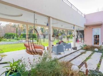 Casa · 270m² · 7 Ambientes · 3 Cocheras · Venta de Increible Casa en Campos de Roca I