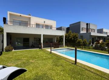 Casa · 200m² · 6 Ambientes · 2 Cocheras · Casa - Los Castaños