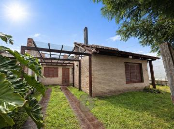 Casa · 300m² · 7 Ambientes · 3 Cocheras · Casa 4 Dorm. a Cuadras de La Mujer Urbana