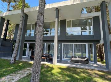 Casa · 230m² · 4 Ambientes · Casa Sobre Laguna en Villa Robles, Barrio Albatros
