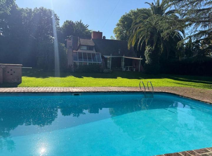 Casa · 140m² · 6 Ambientes · 2 Cocheras
