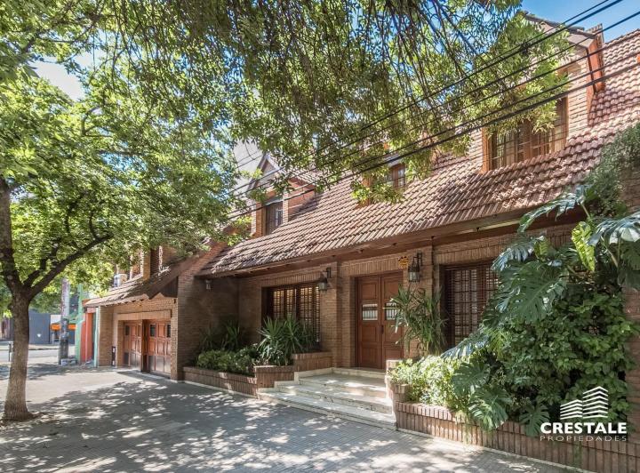 Casa · 330m² · 9 Ambientes · 1 Cochera