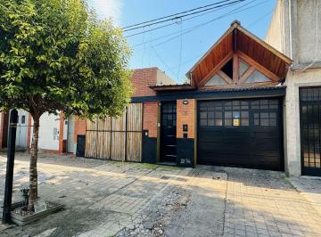 Casa · 226m² · 4 Ambientes · 1 Cochera · Casa de 2 Dorm. con Local Al Frente en Rosario