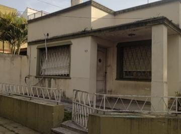 Casa de 3 ambientes, Tres de Febrero · Casa en Venta Sobre Esquina de 3 Ambientes con Jardin y Cochera Doble