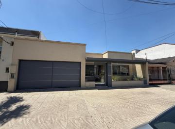Casa · 230m² · 4 Ambientes · 2 Cocheras · Casa en Venta en Ramos Mejia