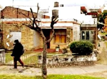 Casa · 110m² · 4 Ambientes · 1 Cochera · Casa en Venta en Haedo, Morón, G. B. a. Zona Oeste