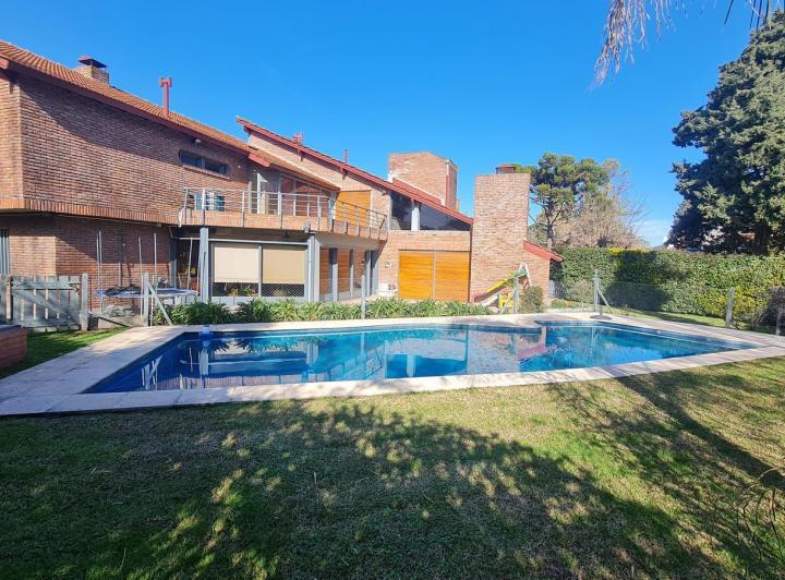 Casa · 530m² · 11 Ambientes · 7 Cocheras