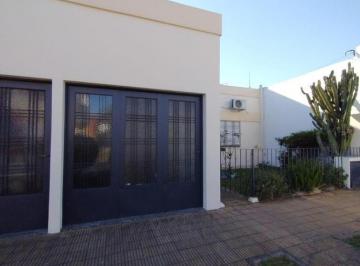 Casa · 180m² · 4 Ambientes · 1 Cochera · Excelente Casa en Lote Propio con con Fondo Libre y Garage
