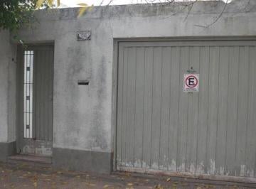 Casa · 220m² · 5 Ambientes · 1 Cochera · Multifamiliar con Tres PH, Patios, Terrazas y Entrada de Auto