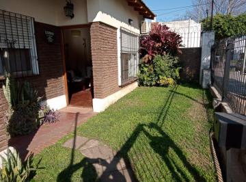 Casa · 180m² · 3 Ambientes · 1 Cochera · Excelente Chalet de 3 Ambientes con Parque, Quincho y Piscina
