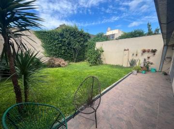 Casa · 160m² · 4 Ambientes · 2 Cocheras · Propiedad en 2 Plantas de 4 Ambientes en Muy Buen Estado