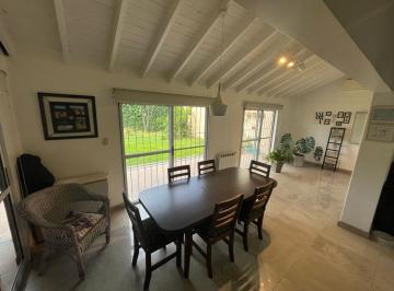 Casa · 160m² · 4 Ambientes · 2 Cocheras · Propiedad en 2 Plantas de 4 Ambientes en Muy Buen Estado