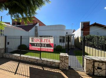 Casa · 134m² · 4 Ambientes · Casa en Lote Propio a La Venta de 3 Ambientes con Gran Jardin Al Frente y Fondo Libre Parquizado