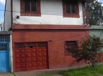 Casa · 140m² · 4 Ambientes · 1 Cochera · P - H Al Frente en Dos Plantas, de 4 Ambientes, con 3 Dorm