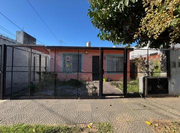 Casa · 80m² · 3 Ambientes · Casa 2 Dorm., Jardin Al Frente Patio, Muy Buen Estado