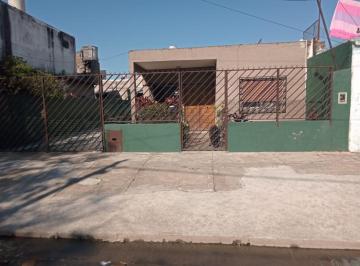 Casa · 70m² · 3 Ambientes · 4 Cocheras · Casa en Jose León Suarez