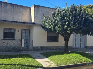 Casa · 122m² · 6 Ambientes · 1 Cochera · Casa en Venta en Jose León Suarez