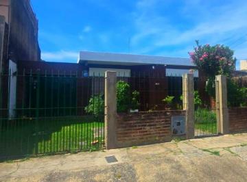 Casa · 132m² · 4 Dormitorios · 1 Cochera · Casa en Jose León Suarez