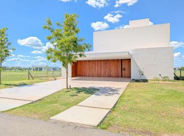 Casa · 291m² · 5 Ambientes · 3 Cocheras · Casa en Venta de 4 Dorm. en Vida Club de Campo