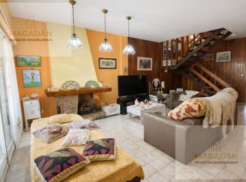 Casa · 242m² · 4 Ambientes · 2 Cocheras · Venta - Casa de 4 Ambientes - Ramos Mejia - Acepta Permuta - Apto Credito
