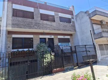 Casa · 242m² · 4 Ambientes · 2 Cocheras · Venta - Casa de 4 Ambientes - Ramos Mejia - Acepta Permuta - Apto Credito