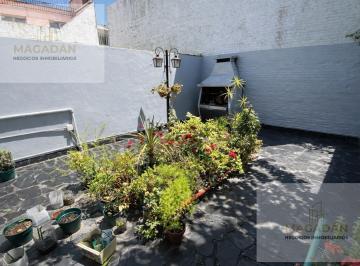 Casa · 242m² · 4 Ambientes · 2 Cocheras · Venta - Casa de 4 Ambientes - Ramos Mejia - Acepta Permuta - Apto Credito